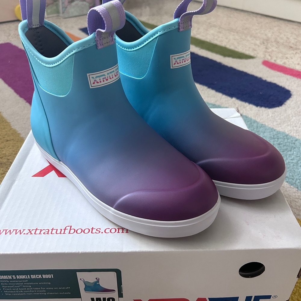 New in Box Xtratuf deck boots size 8